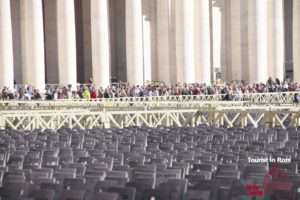 Piazza San Pietro con sedie per le udienze del Papa e in fondo il controllo di sicurezza