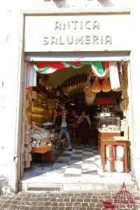 Salumeria nel centro città Roma