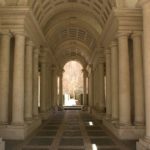 Rom zu Fuß Palazzo Spada Saeulengang des Borromini
