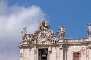 Piazza San Pietro orologio sinistro "oltremontano"